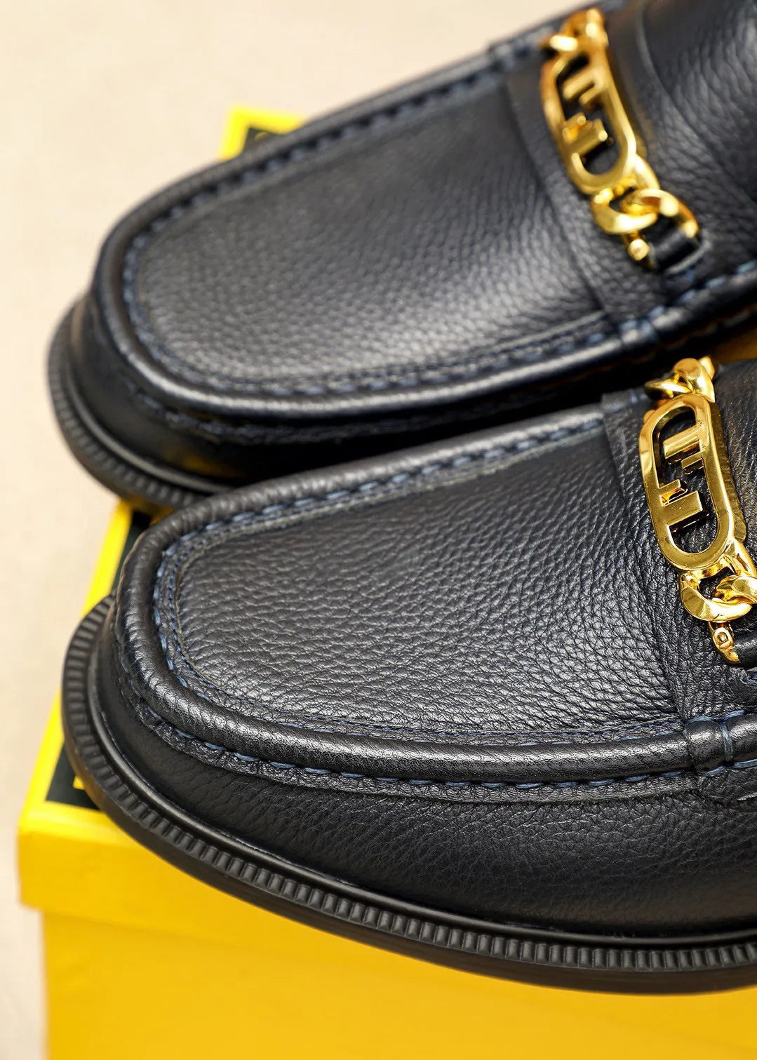 Men's shoes 💰460 💐 Product trademark: FENDI [Fendi] casual leather shoes Regular size: 38-44 (45🉑️customized) Product materials: Selected imported first-layer pebbled cowhide leather upper + luxury hardware buckle, imported cowhide lining. Strong three-dimensional visual effect, rubber outsole Color: 3⃣️colors available